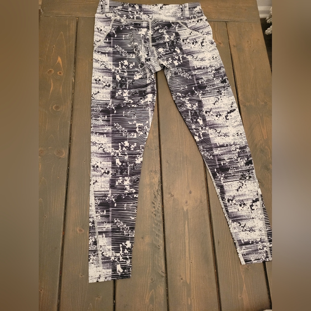 Oakley hydrolix black and white yoga pants size large